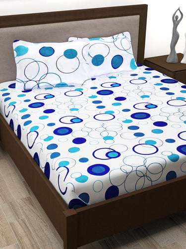 https://cdn.shopify.com/s/files/1/1857/6931/products/ecd24ed9-fcc3-48b6-942e-6aefbb0292a21647332874326StoryhomeWhiteBlueGeometric186TCCotton1QueenBedsheetwith2Pil1.jpg?v=1703164081